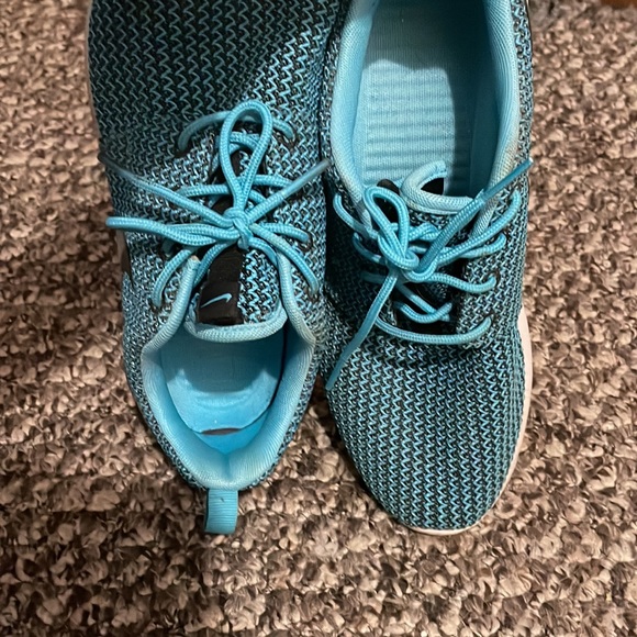 Turquoise Nike running shoes - Picture 5 of 5